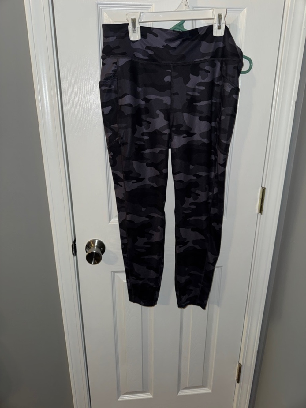 GAP Women's Black & Gray Camo Leggings